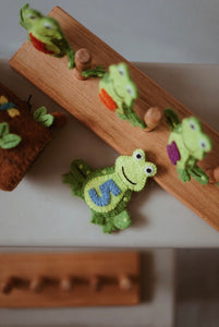 Five Little Speckled Frogs Finger Puppet Set with Log Bag